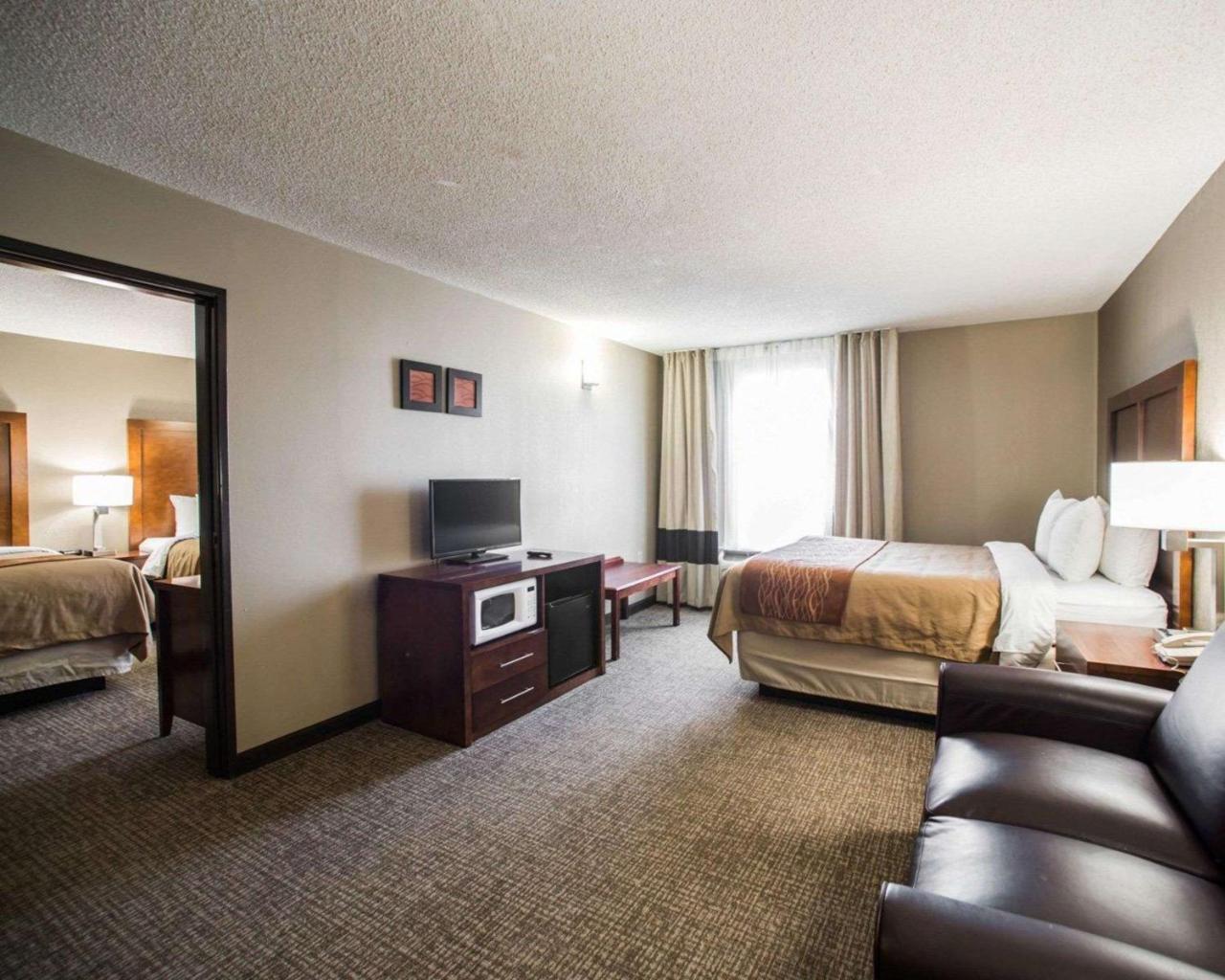 Comfort Inn & Suites St Louis-ヘーゼルウッド エクステリア 写真